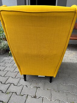 Ušák - křeslo IKEA hořčicová - 3