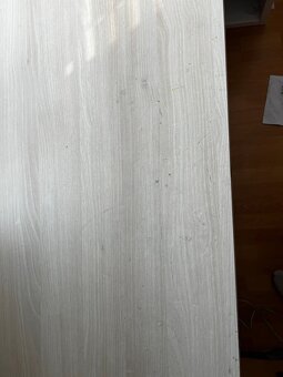 Kvalitní stůl v béžové barvě - 3