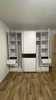 Velká prostorná šatní skříň - 3