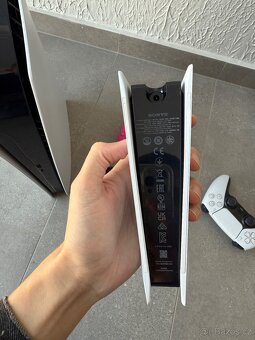 PS5 + 2x dualsense ovládače + dokovacia stanica - 3
