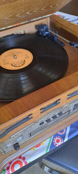 Gramofon Hyundai RTC 315 s CD a rádiemNová cena 790,- - 3