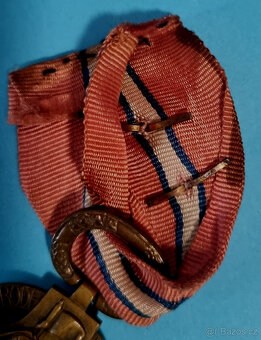 Čs revoluční medaile štítek 22 a lipový lístek- těžká tmavá - 3