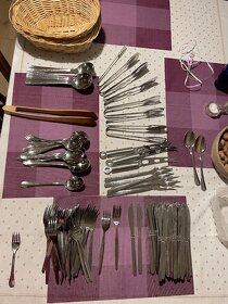 Talířky, tácy, příbory, stolky - 3