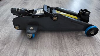 Prodám hydraulický zvedák na auto 2t - 3