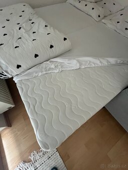 Postel i s matracemi a nočními stolky - 3