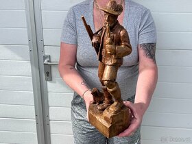 Myslivec s jezevčíkem dřevěná socha dřevořezba - 3