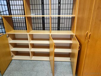 Šatní skříň do rohu s regály a skříňkami - 3