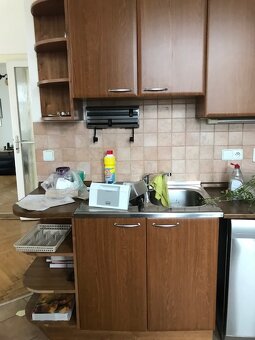 Nepoškozenou kuchyni tmavě hnědou prodám - 3