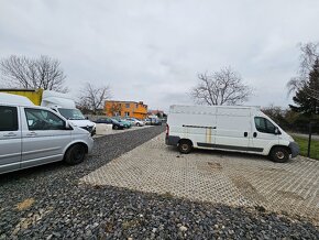 Nabízíme na pronájmem pozemek vhodný na autobazar, parkování - 3