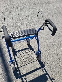 seniorské chodítko - modré, kolové - 3