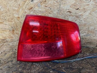 PRAVÉ ZADNÍ SVĚTLO AUDI A8 D3 - 3