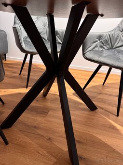 Jídelnî kulatý stůl - 3