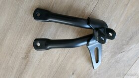 Yamaha MT03 - držák stupačky spolujezdce - 3