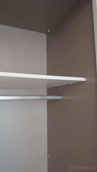 Prodám šatní skříň posuvné dveře se zrcadlem - 3
