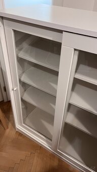 Bílá vitrína / komoda SYVDE s prosklenými dveřmi IKEA - 3