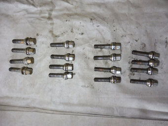 Prodám 4 ROZŠIŘ.PODLOŽKY KOL+ŠROUBY na F -STILO 2005 - 3