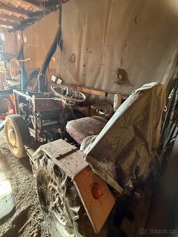 Prodám traktor na náhradní díly - 3