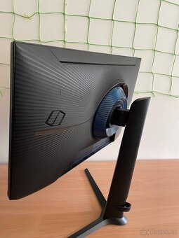 Monitor, klávesnice, myš a koberec - 3
