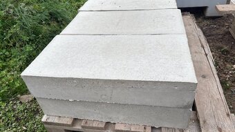 Prodám betonové patky, dlaždice, podložky a desky. - 3