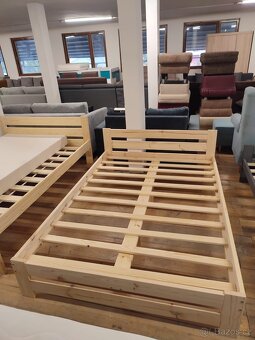 NOVÁ MASIVNÍ BOROVICOVÁ POSTEL S VYSOKÝM ČELEM š.140cm - 3