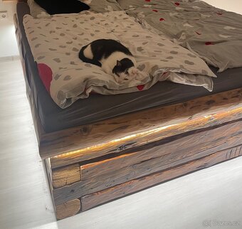 Masivní postel ze střešních trámů - 3