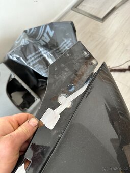 VW Tousreg 7L facelift pravý přední blatník - černá - 3