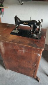 Starý šicí stroj LADA - 3