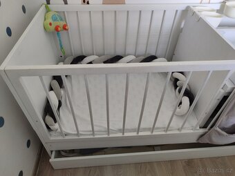 Dětská postýlka s přebalovacím pultem a příslušenstvím - 3