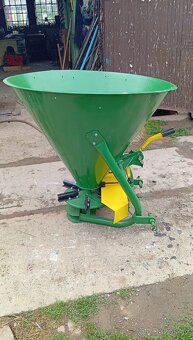 Prodám rozmetadlo za traktor - 3