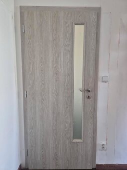 Prodám interiérové dveře včetně obložek a kování - 3