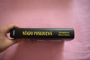 Nová kniha Někdo poslouchá - Seraphine Nova Glass - 3