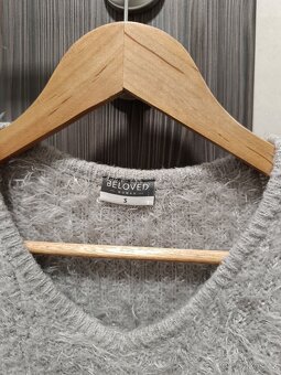 Zimní svetr s výstřihem do V - 3