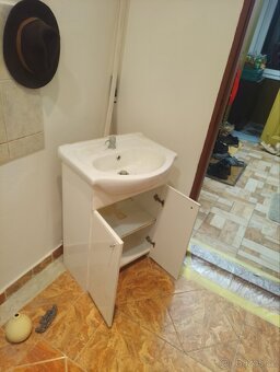 Nabízím toaletní stolek s umyvadlem - 3