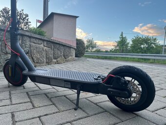 Elektrická koloběžka Xiaomi Mi Eletric Scooter Pro - 3