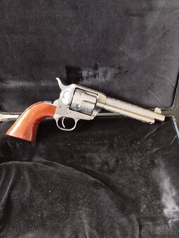 Prodám revolver - 3