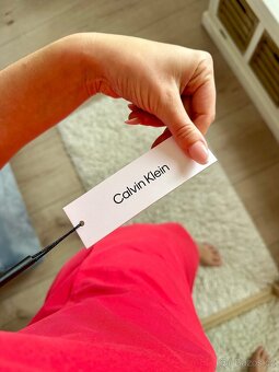 CALVIN KLEIN RŮŽOVÉ ŠATY - 3