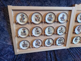 Kompletní sada 25 porcelánových talířků M.I. Hummel v dřevěn - 3