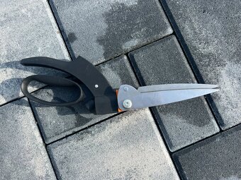 Zahradní nůžky Fiskars a Zahradní postřikovač Gardena - 3