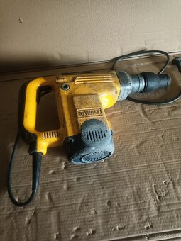 Bourací kladivo SDS Max. Značka DeWALT 1800 Watt - 3