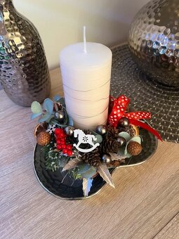 Vánoční svícen s masivní krémovou svíčkou a doplňky - 3