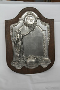 závěsný secesní reliéf plastika socha žena střelba - 3