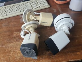 Tři kamery zn. Hikvision - model DS-CD1023GD.1   2,8mm - 3