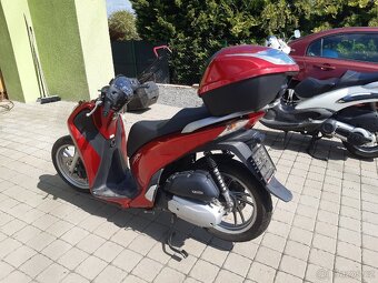 Honda SH125i na díly. Motor, kola, nějaké plasty, kufr.... - 3
