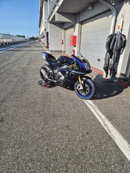 Yahama R1M 2015 okruhová - 3