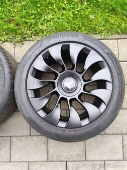 Tesla Y R19 - 3