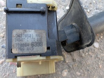 Přepínač stěračů a ovládání rádia pod volantem Renault - 3