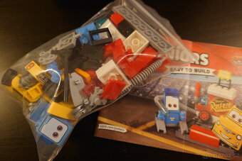 Lego Zastávka v boxech Guida a Luigiho z filmu Auta 10732 - 3