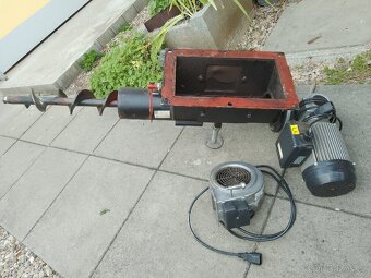 Automatický podavač univerzálního hořáku - 3