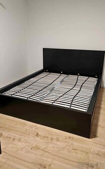 Postel IKEA MALM černá s roštem a úložným prostorem - 3