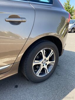 Prodám Volvo XC60 D4 AWD + zimní pneu+nosiče - 3